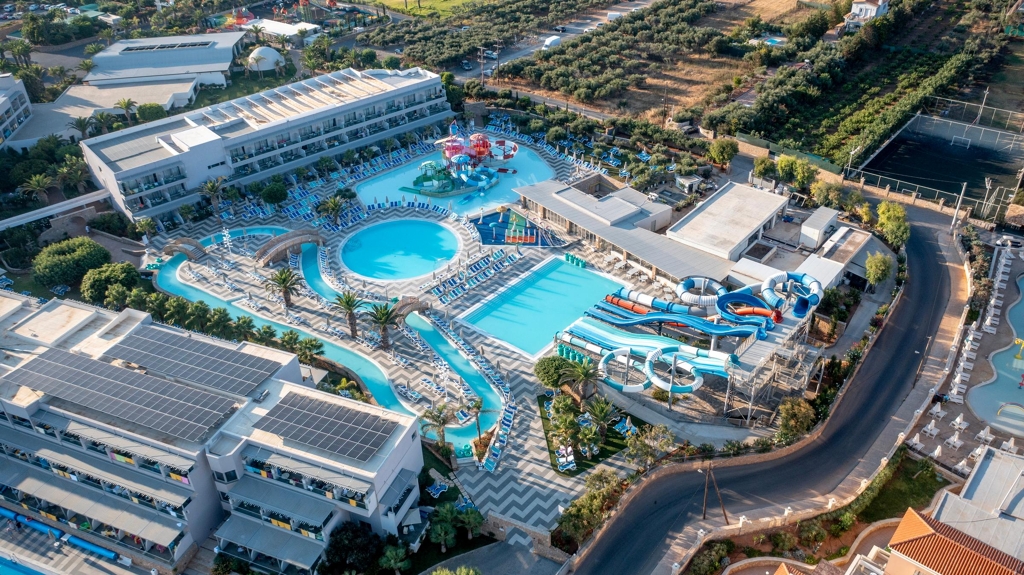 Vue d'ensemble des piscines et tobogans pour les enfants à l'hôtel Lyttos Beach à Analypsis en Crète du nord en Grèce