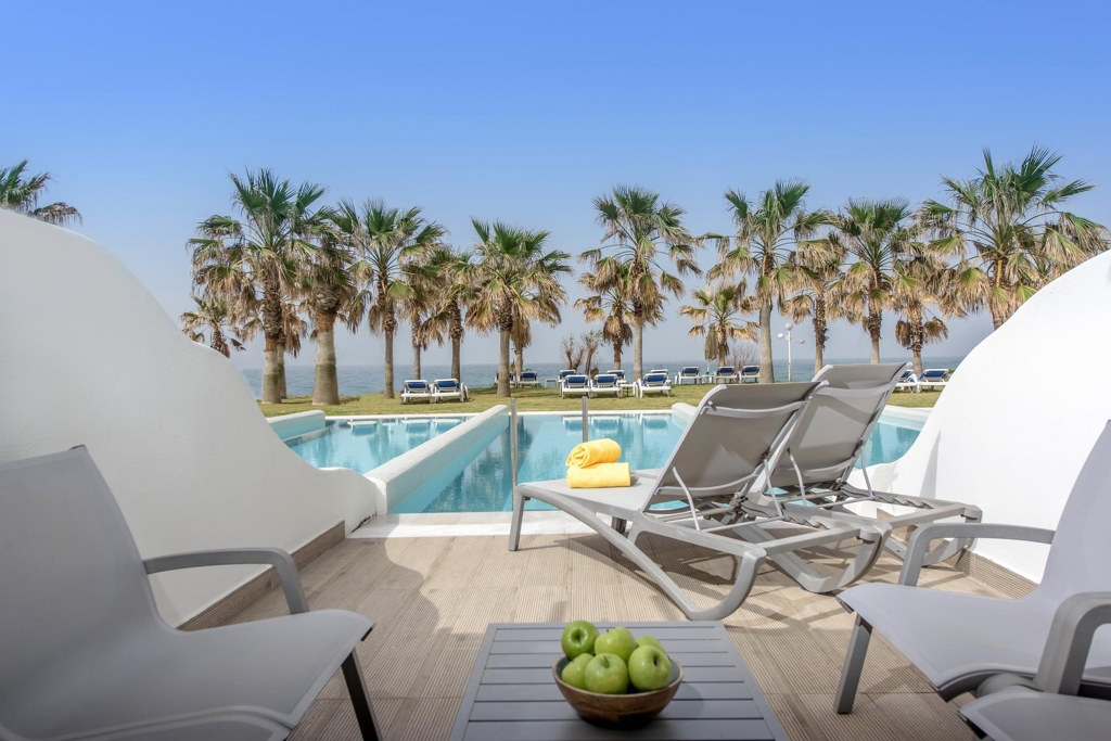 Vue sur la suite front de mer avec piscine privée situé à Analypsis en Crète du nord