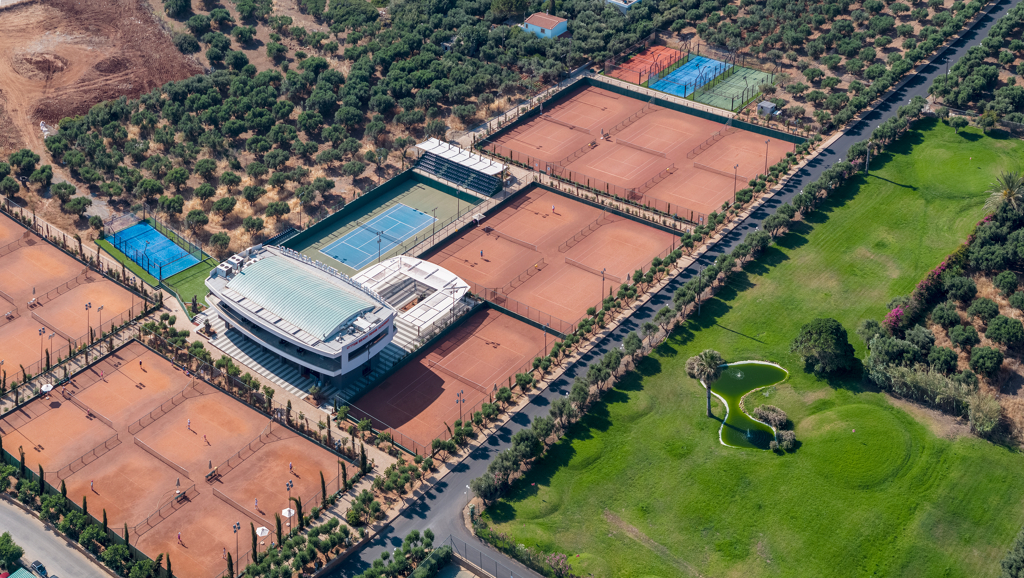 Courts de tennis pour les cours donnés sur place aux enfants ou adultes à l'hôtel Lyttos Beach en Crète du nord en Grèce