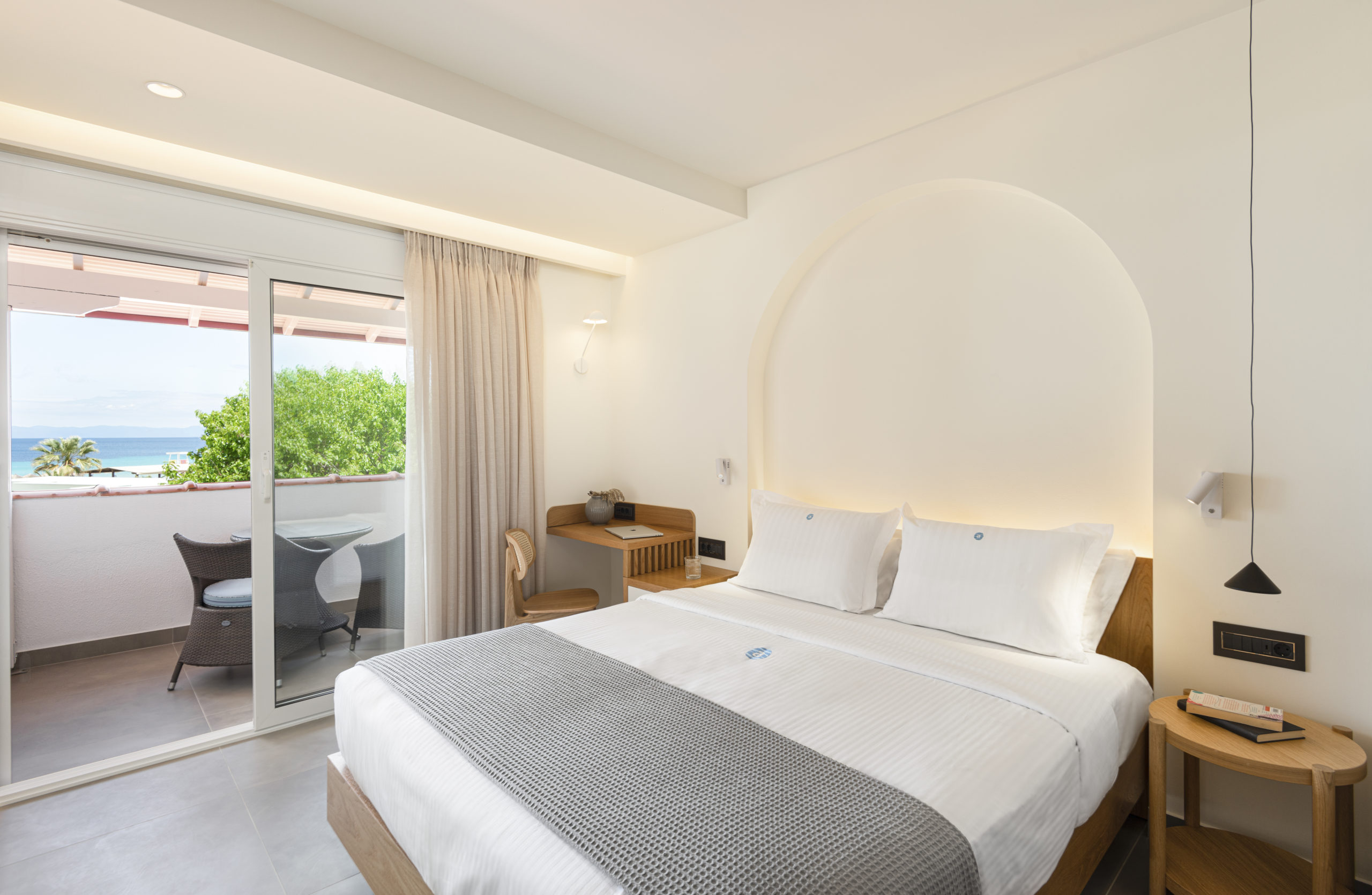 Intérieur de la chambre Pemium vue mer à l'hôtel Antigoni Seaside Resort situé à Sithonia à Chalcidique dans la Grèce du nord