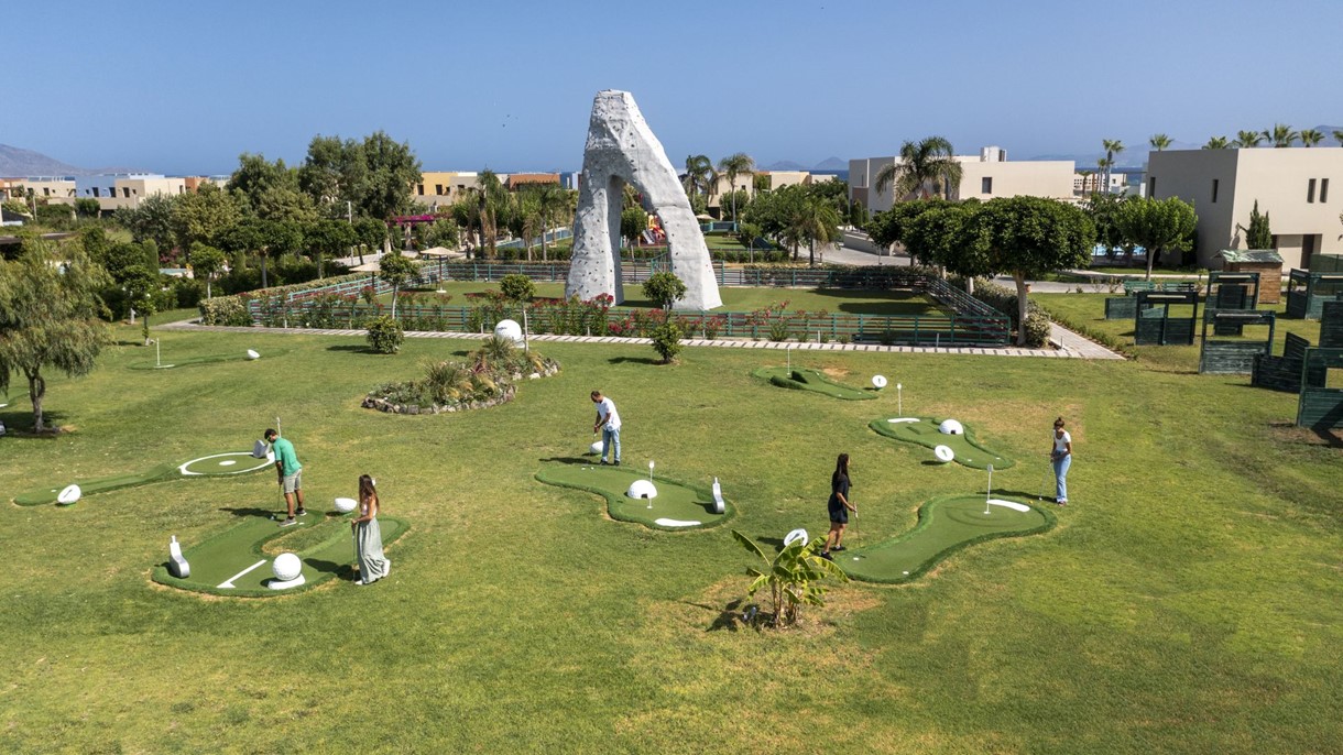 Place de jeux pour les petits et grands enfants mini-golf à Astir Odysseus Resort et Spa hôtel 5étoiles sur l'île de KOS dans le Dodécanèse en Grèce