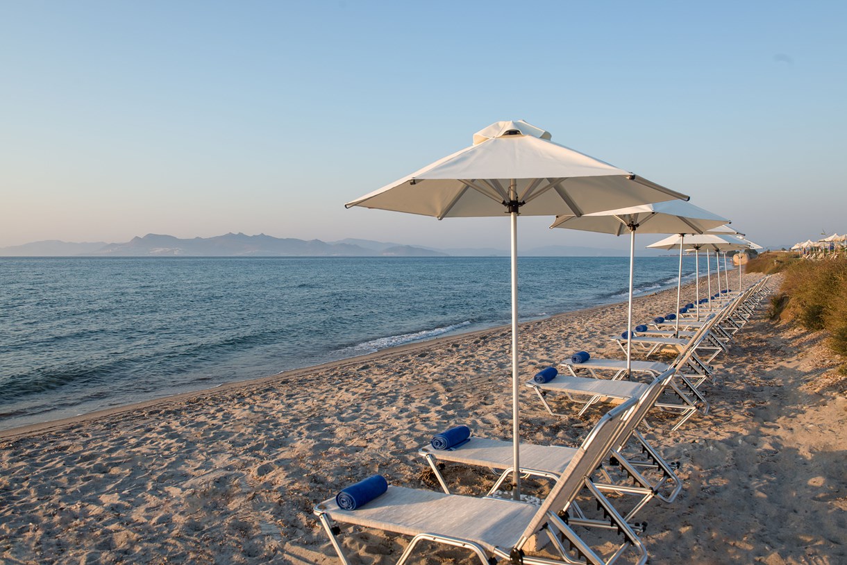 Plage de sable à Astir Odysseus Resort et Spa hôtel 5étoiles sur l'île de KOS dans le Dodécanèse en Grèce