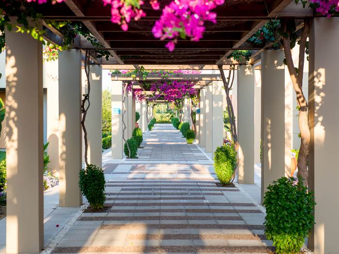 Couloir ou promenade extérieure à Astir Odysseus Resort et Spa hôtel 5étoiles sur l'île de KOS dans le Dodécanèse en Grèce