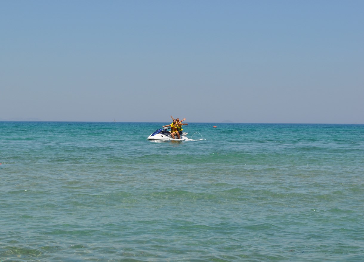 Sports aquatiques à Astir Odysseus Resort et Spa hôtel 5étoiles sur l'île de KOS dans le Dodécanèse en Grèce