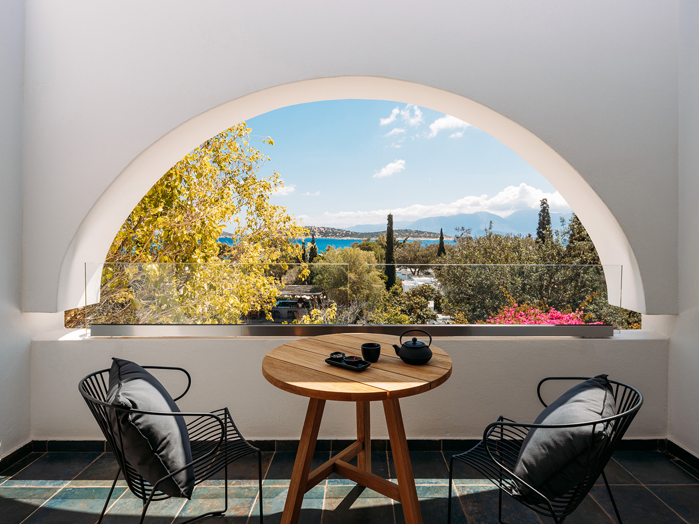 Bâtiment principal 1 grand lit suite avec vue mer à Minos Beach Art Hôtel adult only situé à côté de Aghios Nikolaos en Crète Grèce