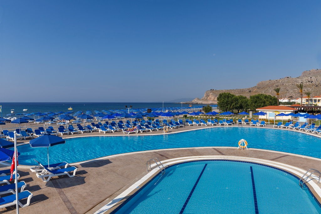 Piscine de Lindos Princess Beach Hôtel situé à Lardos sur l'île de Rhodes dans les îles du Dodécanèse en Grèce