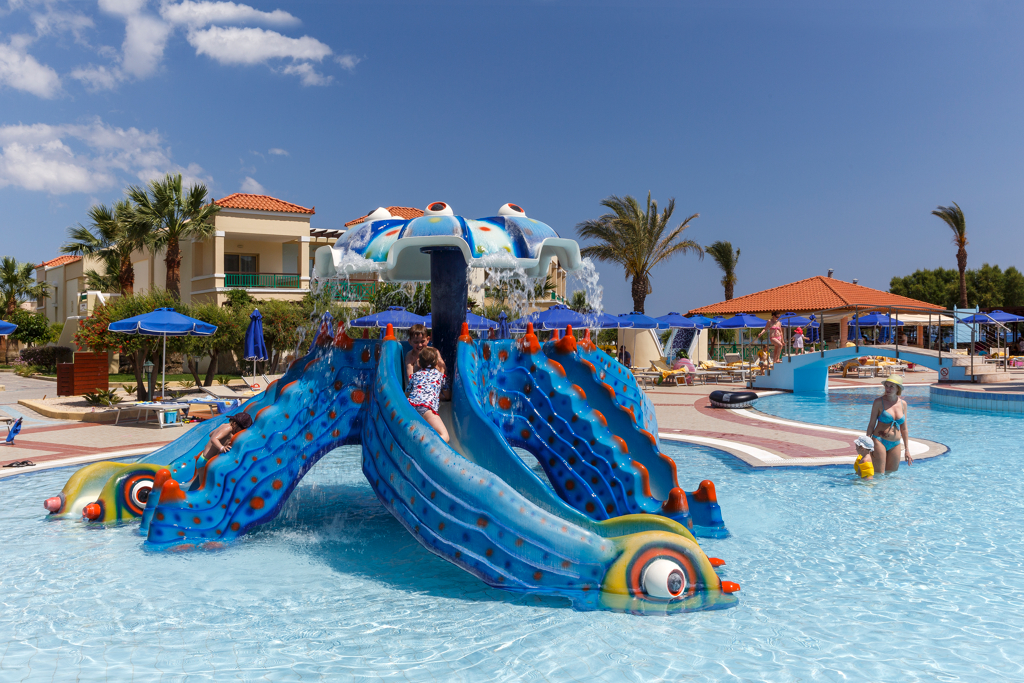Piscine et tobogans pour enfants de Lindos Princess Beach Hôtel situé à Lardos sur l'île de Rhodes dans les îles du Dodécanèse en Grèce