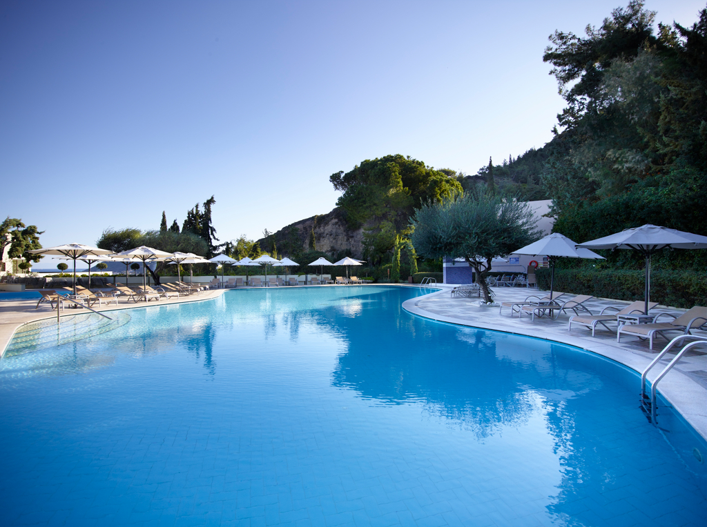 2ème Piscine de l'hôtel Rhodes Bay & Spa 5étoiles situé sur la plage d'Ixia sur l'île de Rhodes en Grèce