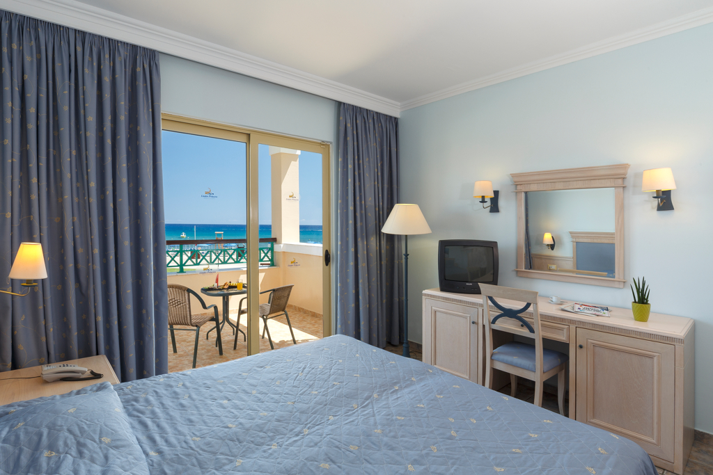 Chambre familiale vue mer de Lindos Princess Beach Hôtel situé à Lardos sur l'île de Rhodes dans les îles du Dodécanèse en Grèce