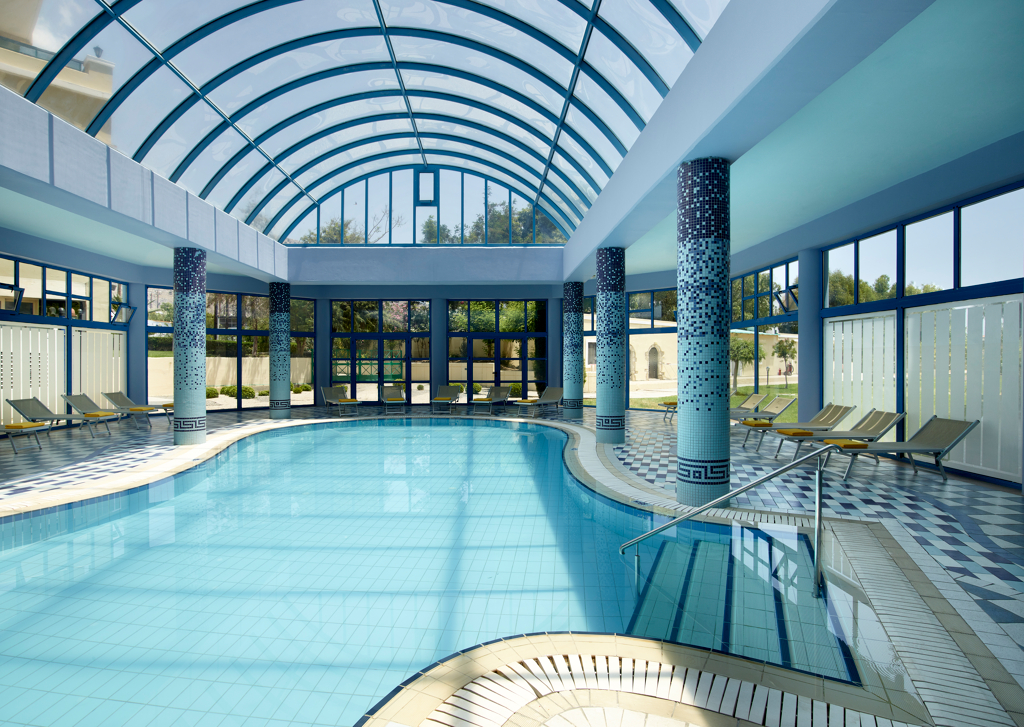 Piscine chauffée intérieure de Lindos Princess Beach Hôtel situé à Lardos sur l'île de Rhodes dans les îles du Dodécanèse en Grèce