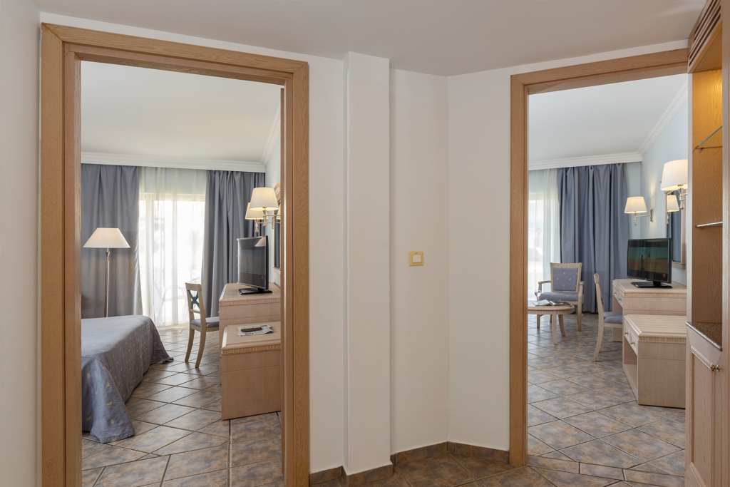 Suite familiale vue mer de Lindos Princess Beach Hôtel situé à Lardos sur l'île de Rhodes dans les îles du Dodécanèse en Grèce