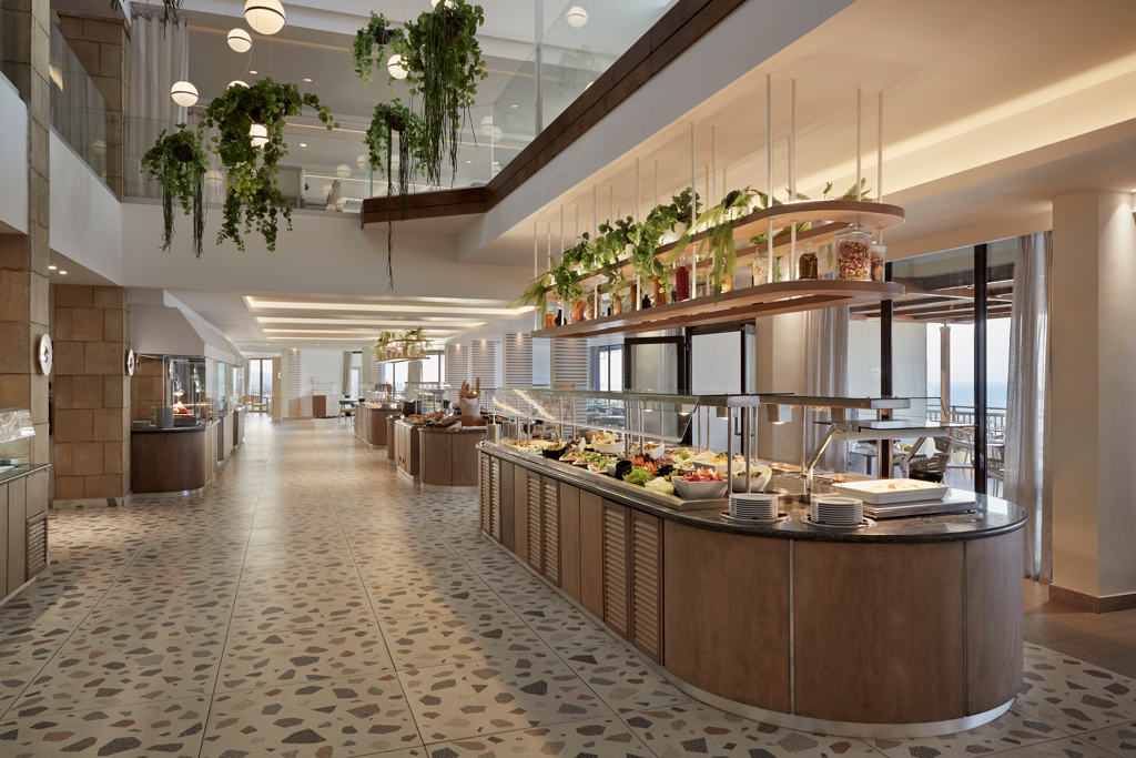 2Restaurant principal vue mer de l'hôtel Rhodes Bay & Spa situé sur situé sur la plage d'Ixia sur l'île de Rhodos en Grèce