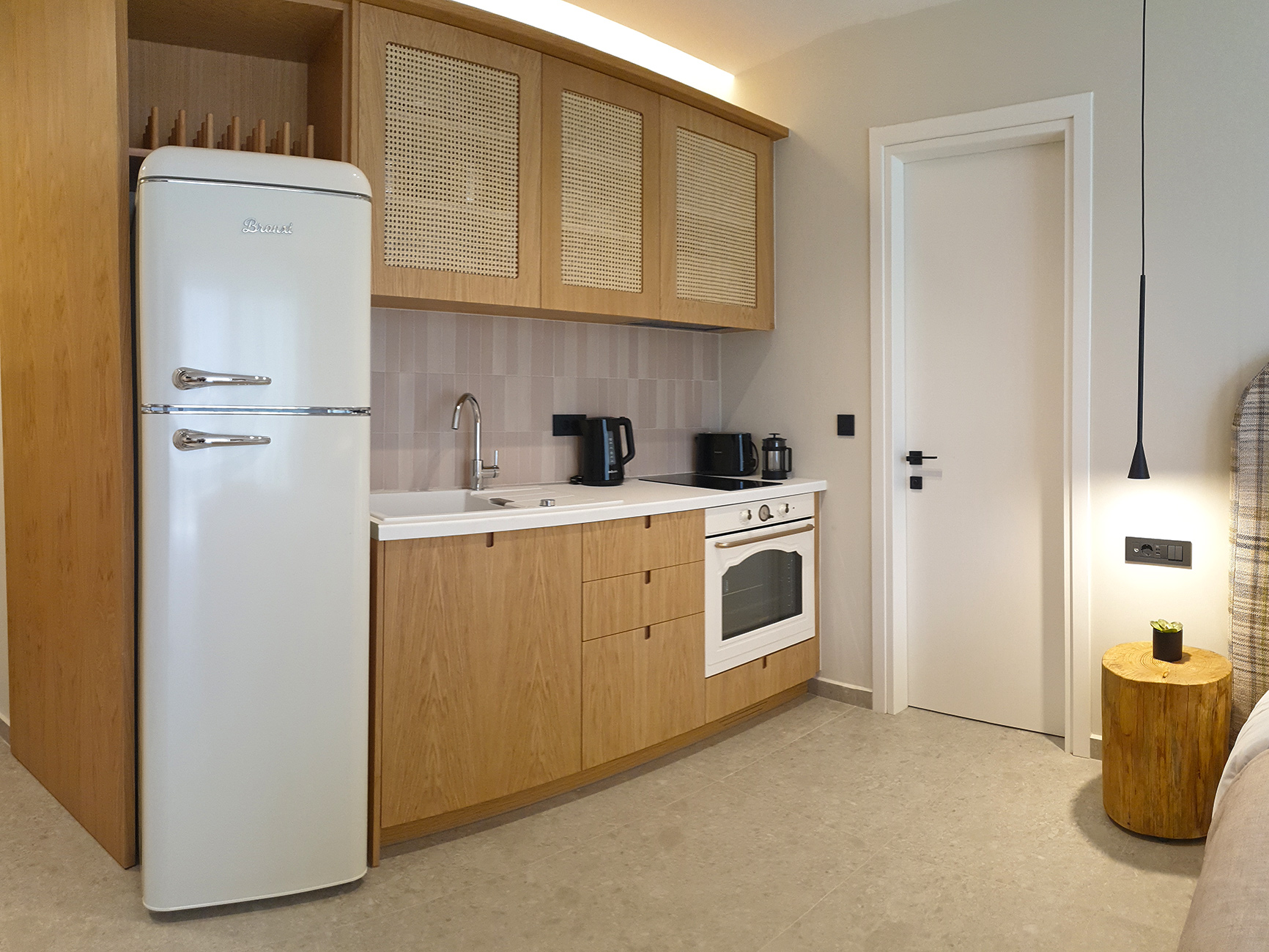 Cuisine équipée dans Deluxe Studio vue intérieur avec Jacuzzi à Paligremnos Infinity situé à Plakias en Crète du Sud Grèce