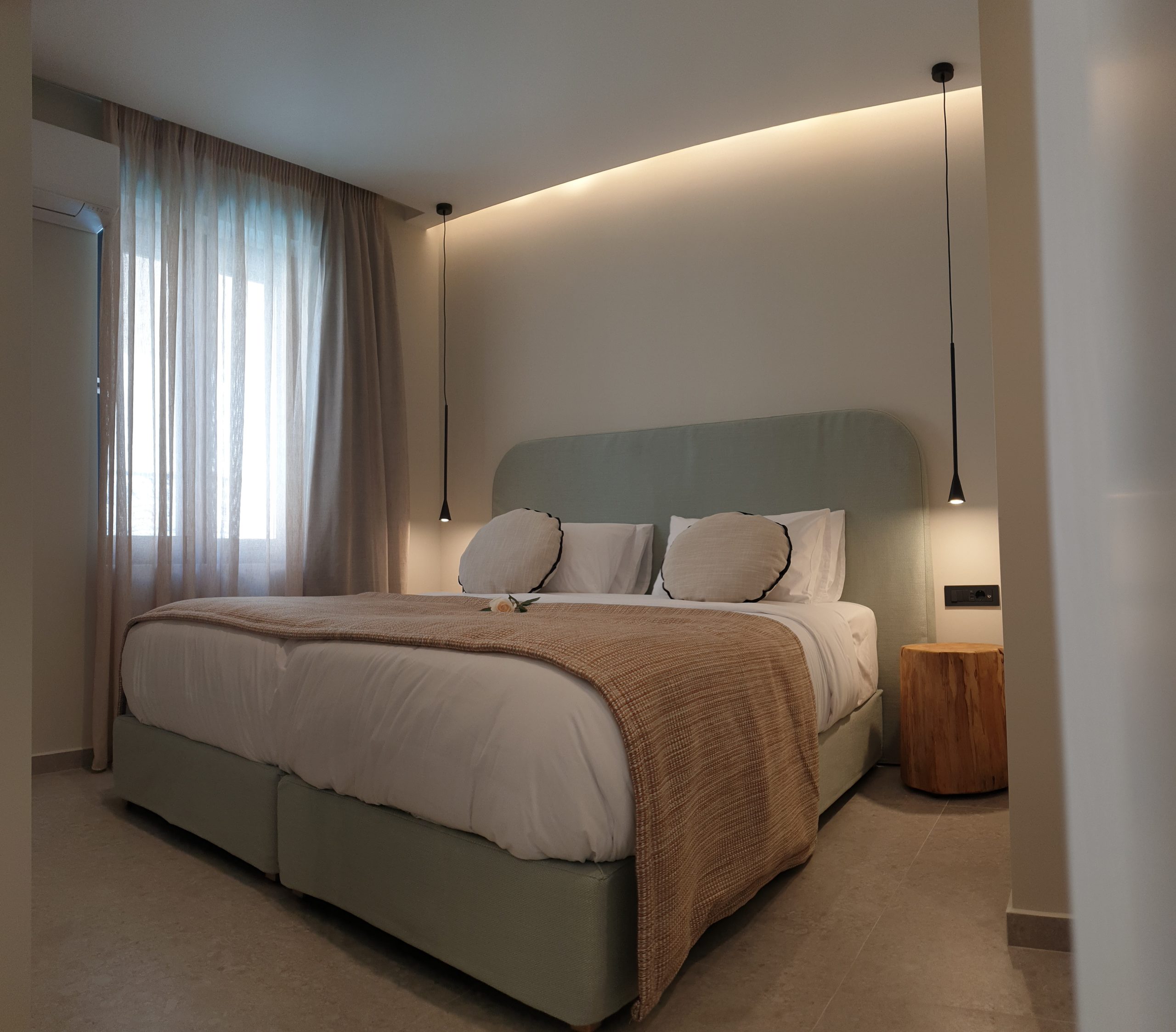 chambre lit double dans Suite avec piscine privée à Paligremnos Infinity situé à Plakias en Crète du Sud Grèce