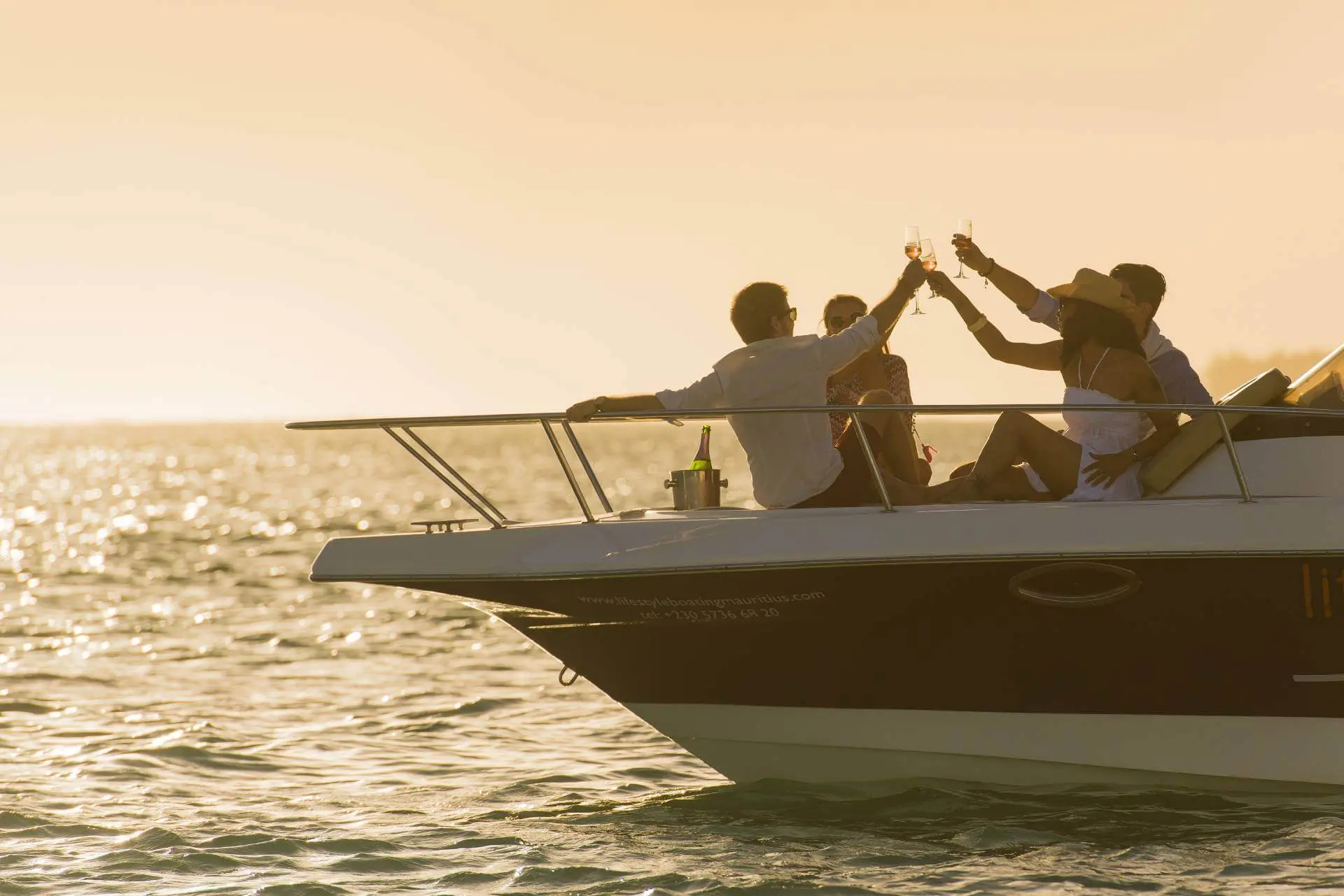 Croisière du coucher de soleil avec le bateau de l'hôtel Heritage-Le-Telfair a Bel Ombre île Maurice