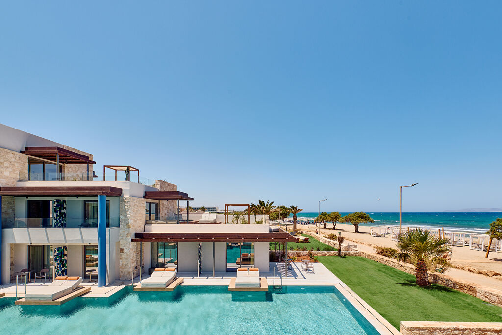 Piscine partagée de l'hôtel Paralos Kosta Alímia sur l'île de Crète en Grèce