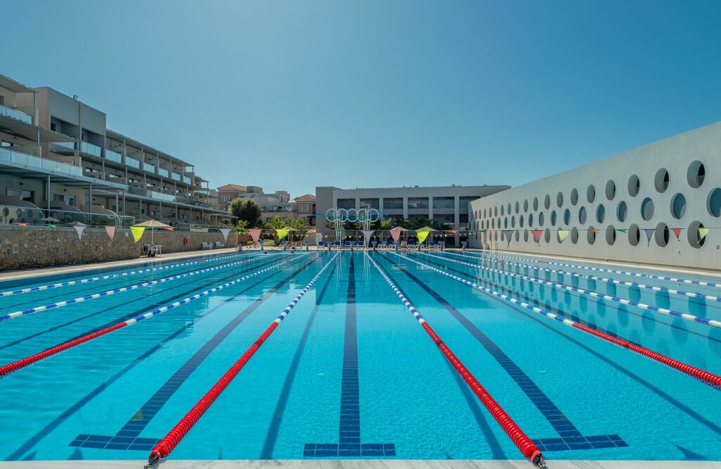 Piscine olympique pour les invités qui font de la compétition ou ceux qui font du sport à l'hôtel LYTTOS Beach 5étoiles bord de mer en Crète
