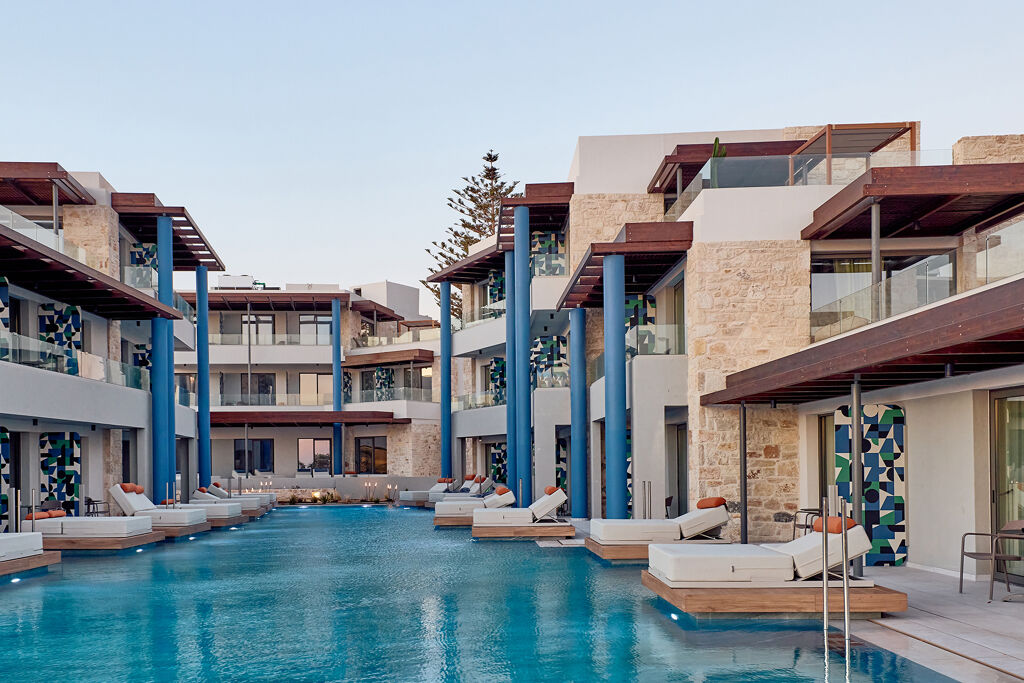 Chambre Deluxe double avec piscine partagée de l'hôtel Paralos Kosta Alímia sur l'île de Crète en Grèce