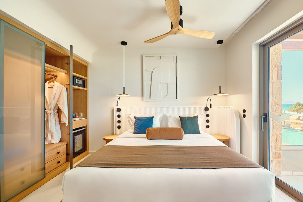 Chambre Deluxe double avec vue mer de côté partielle de l'hôtel Paralos Kosta Alímia sur l'île de Crète en Grèce