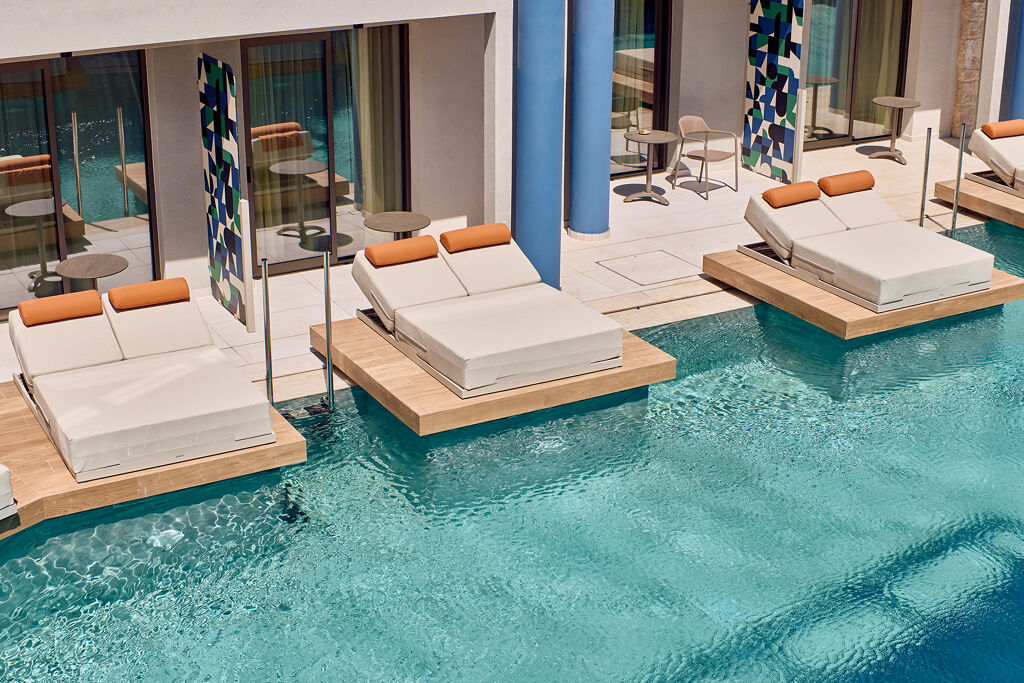 Piscine partagée de l'hôtel Paralos Kosta Alímia sur l'île de Crète en Grèce