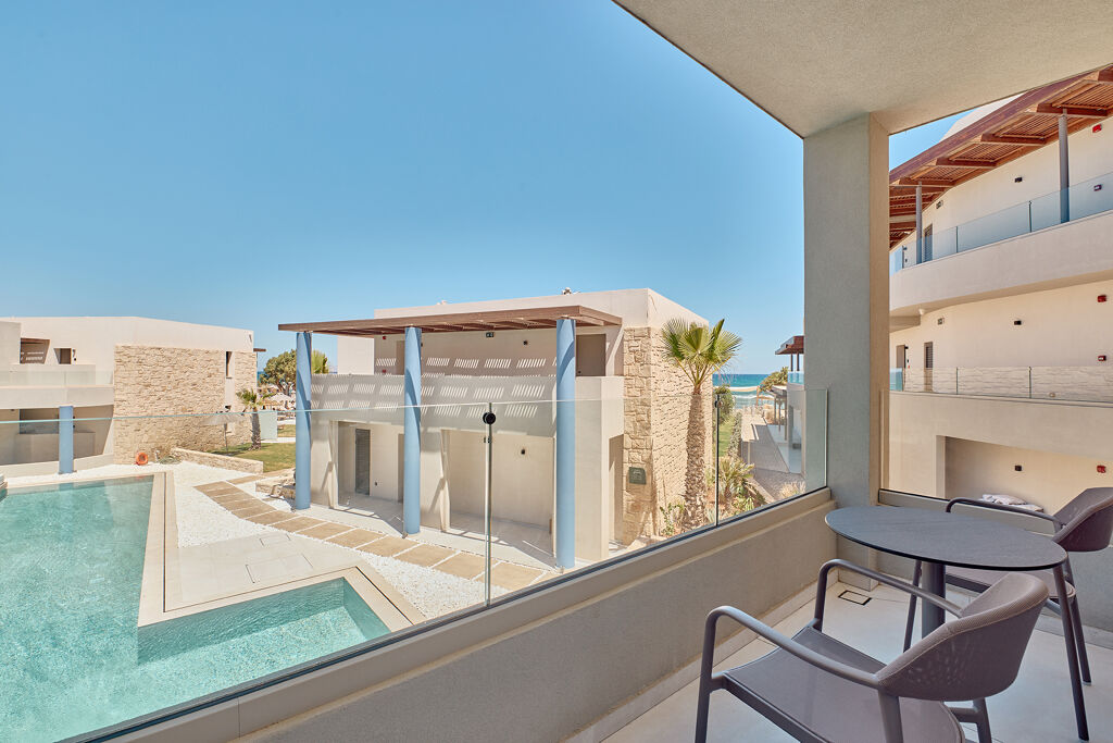 Chambre Deluxe double avec vue mer de côté partielle de l'hôtel Paralos Kosta Alímia sur l'île de Crète en Grèce