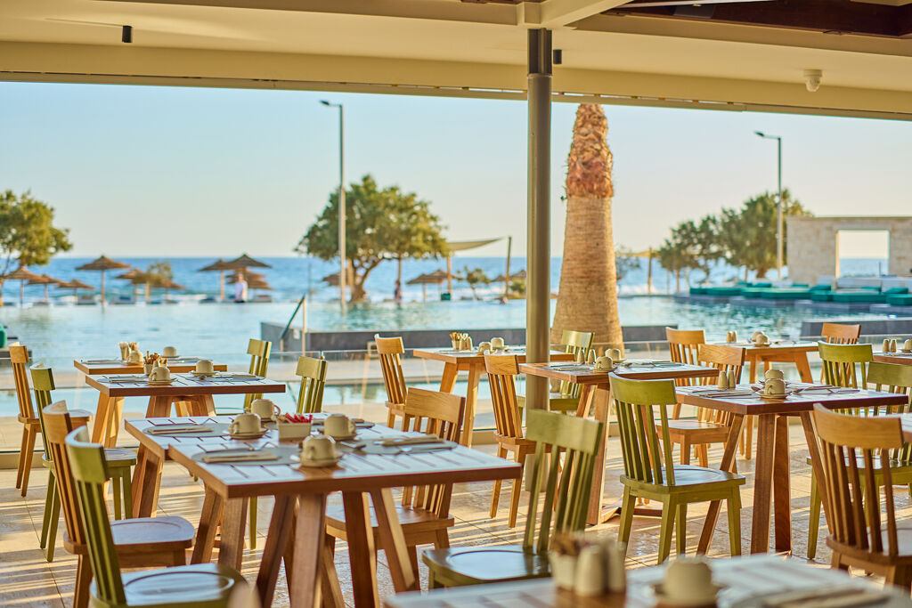 Restaurant Méditerrannée Levante de Petit-déjeuner de l'hôtel Paralos Kosta Alímia sur l'île de Crète en Grèce