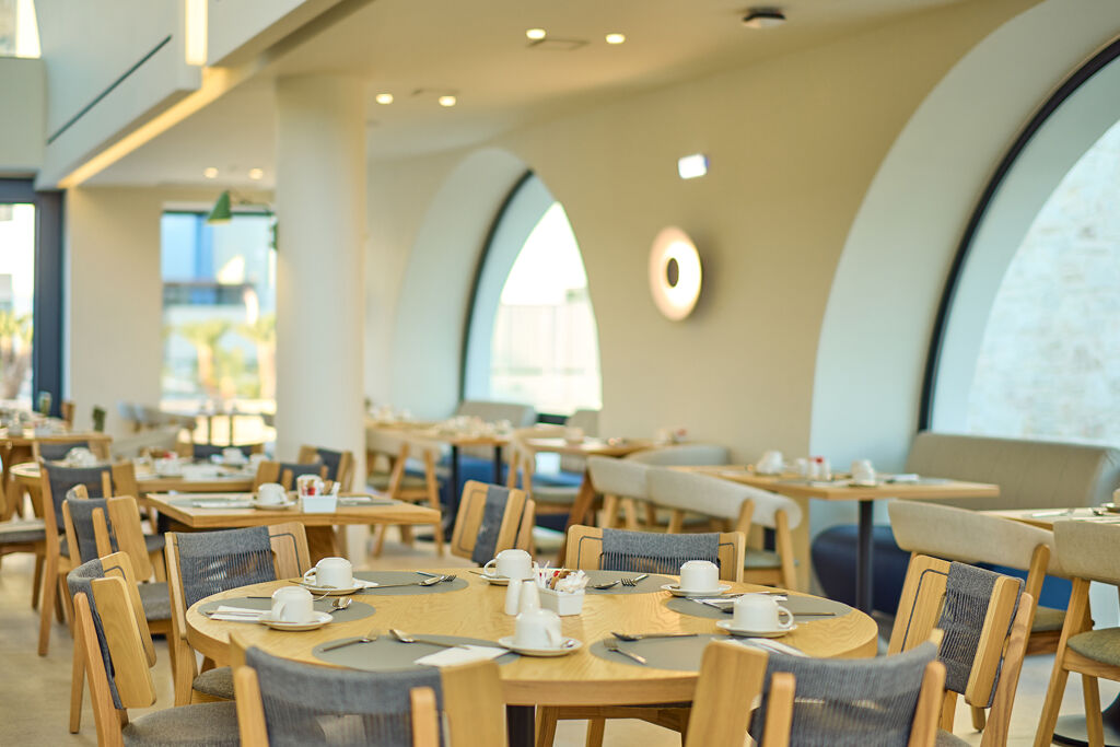 Restaurant Méditerrannée Levante de Petit-déjeuner de l'hôtel Paralos Kosta Alímia sur l'île de Crète en Grèce