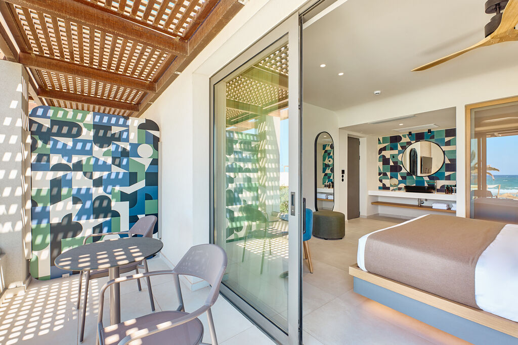 Chambre Deluxe double avec vue mer directe de l'hôtel Paralos Kosta Alímia sur l'île de Crète en Grèce