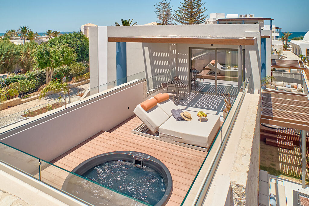 Chambre double sur le toit avec bain hydromassage de l'hôtel Paralos Kosta Alímia sur l'île de Crète en Grèce