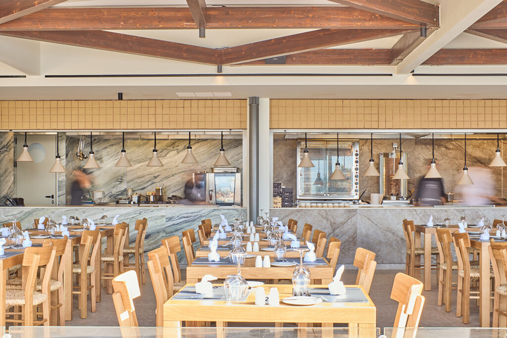 Kalesma Taverne Grecque de l'hôtel Paralos Kosta Alímia sur l'île de Crète en Grèce