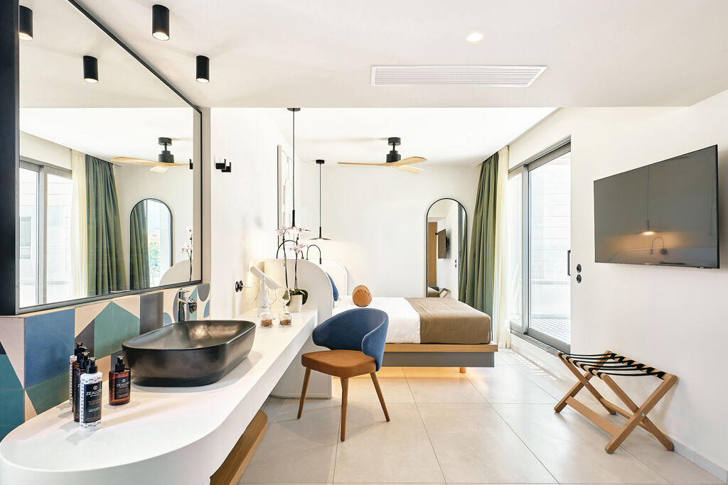 Chambre double sur le toit avec bain hydromassage de l'hôtel Paralos Kosta Alímia sur l'île de Crète en Grèce