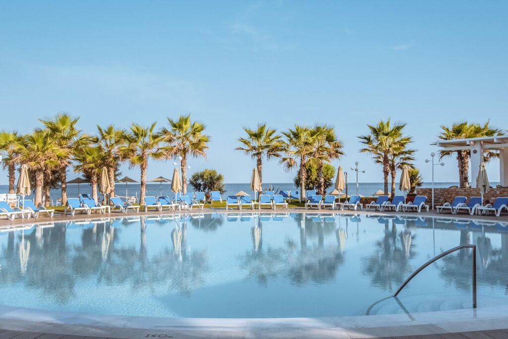 Piscine principale de l'hôtel LYTTOS Beach 5étoiles bord de mer en Crète