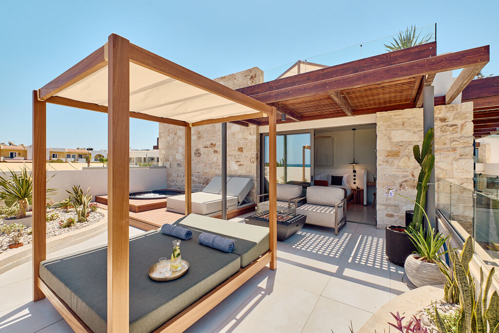 Chambre double avec baignoire hydromassante et vue directe sur la mer de l'hôtel Paralos Kosta Alímia sur l'île de Crète en Grèce