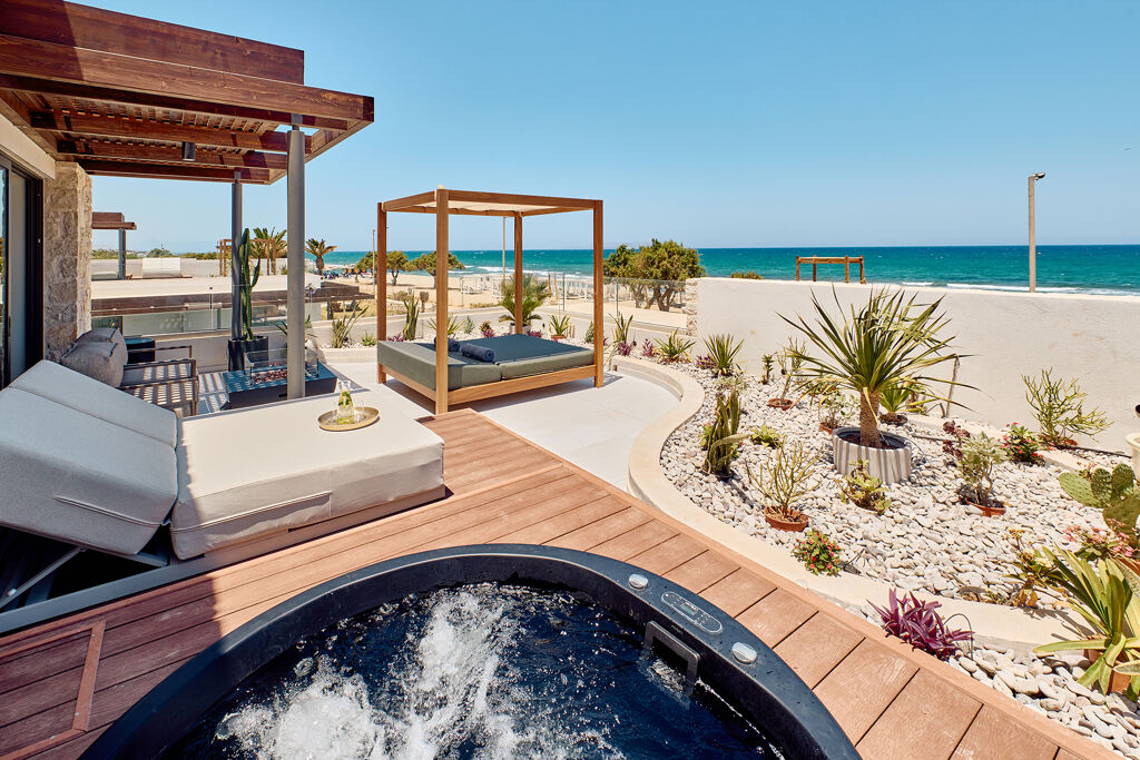Chambre double avec baignoire hydromassante et vue directe sur la mer de l'hôtel Paralos Kosta Alímia sur l'île de Crète en Grèce