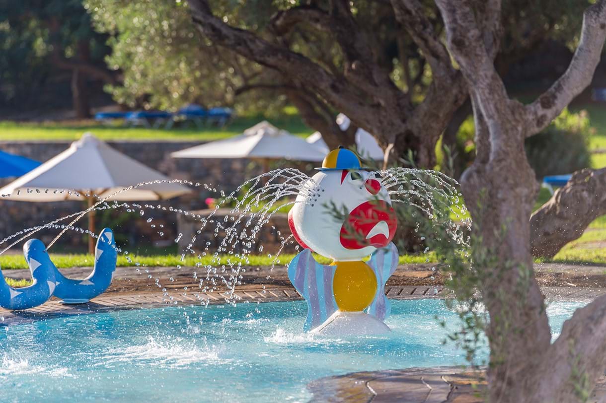Piscine pour les petits enfants de l'hôtel Elounda Bay 5étoiles situé à Elounda proche d'Aghios Nicolaos en Crète