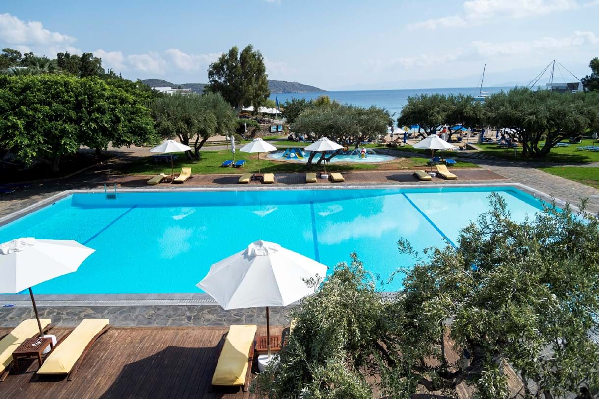Piscine extérieure de l'Hôtel Elounda Bay 5étoiles situé à Elounda proche d'Aghios Nicolaos en Crète