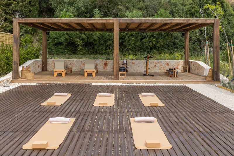 Cours de Yoga matin et soir à Eliamos Hôtel & Spa - Restaurant Gastronomique situé à Céphalonie dans une île Ionienne en Grèce