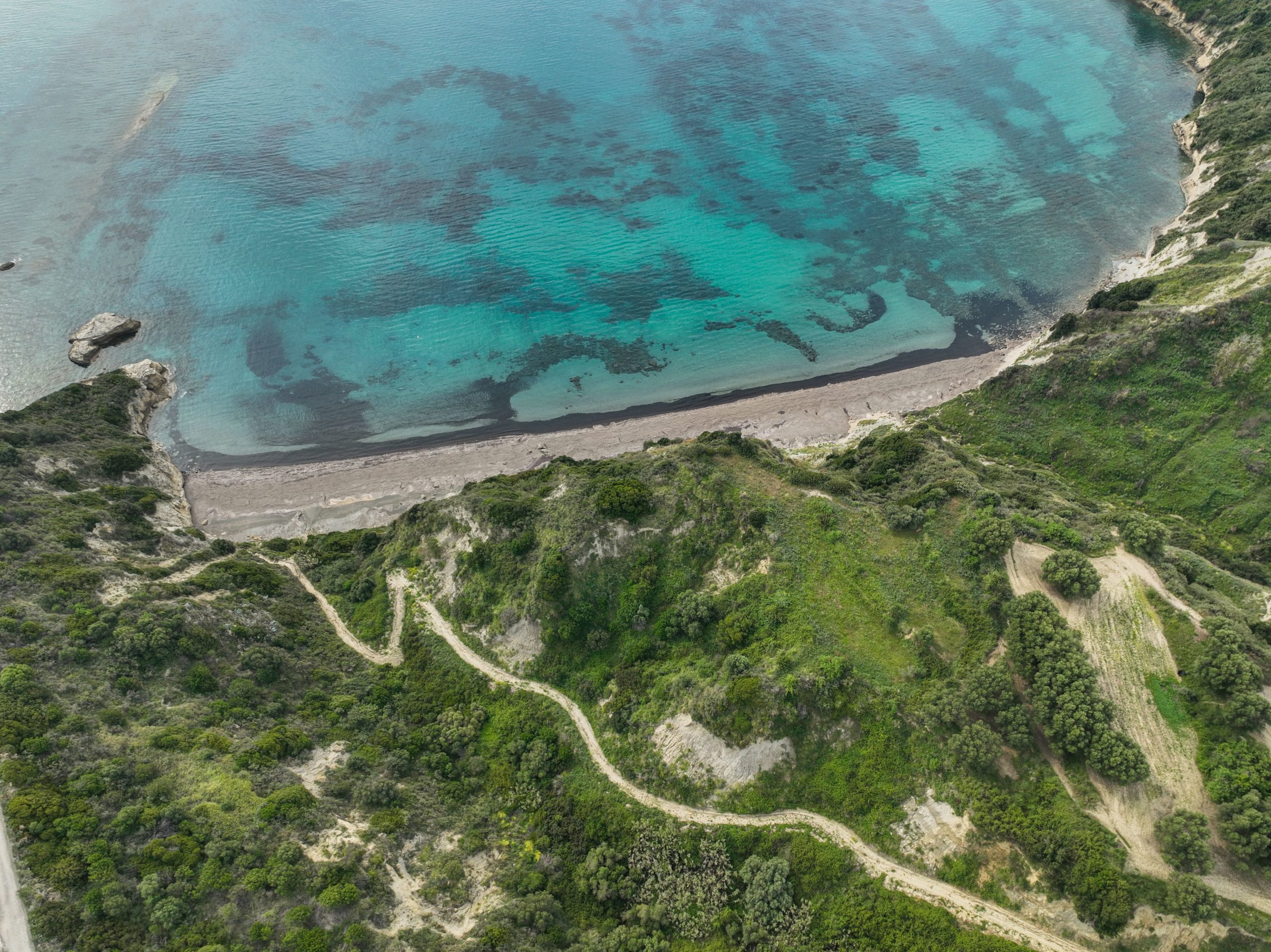 Vue panoramique et chemin menant à la plage de Eliamos Hôtel & Spa - Restaurant Gastronomique situé à Céphalonie dans une île Ionienne en Grèce