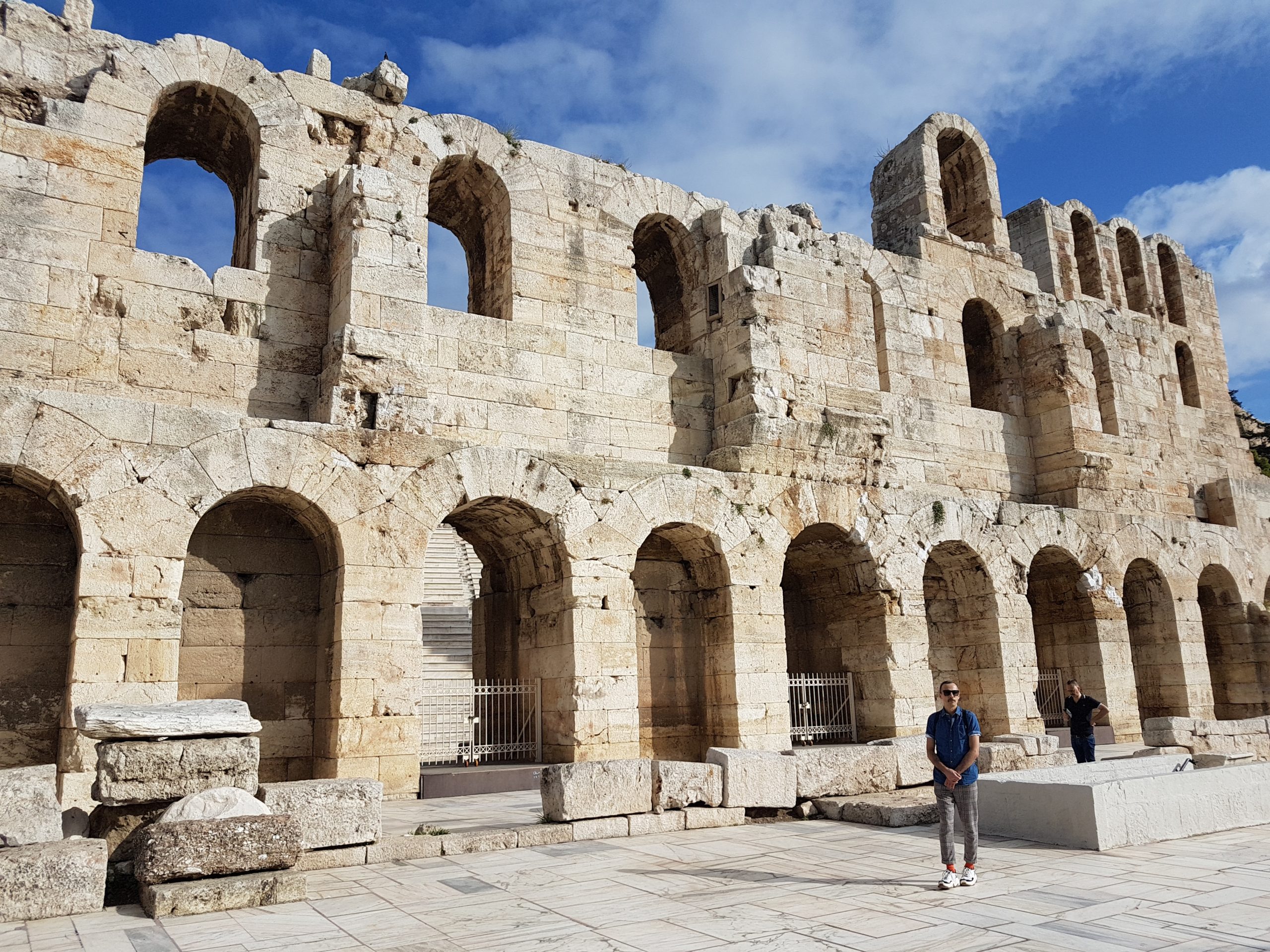 Mur extérieur de l'Odéon d'Hérode en dessous de l'Acropole d'Athènes capitale de la Grèce