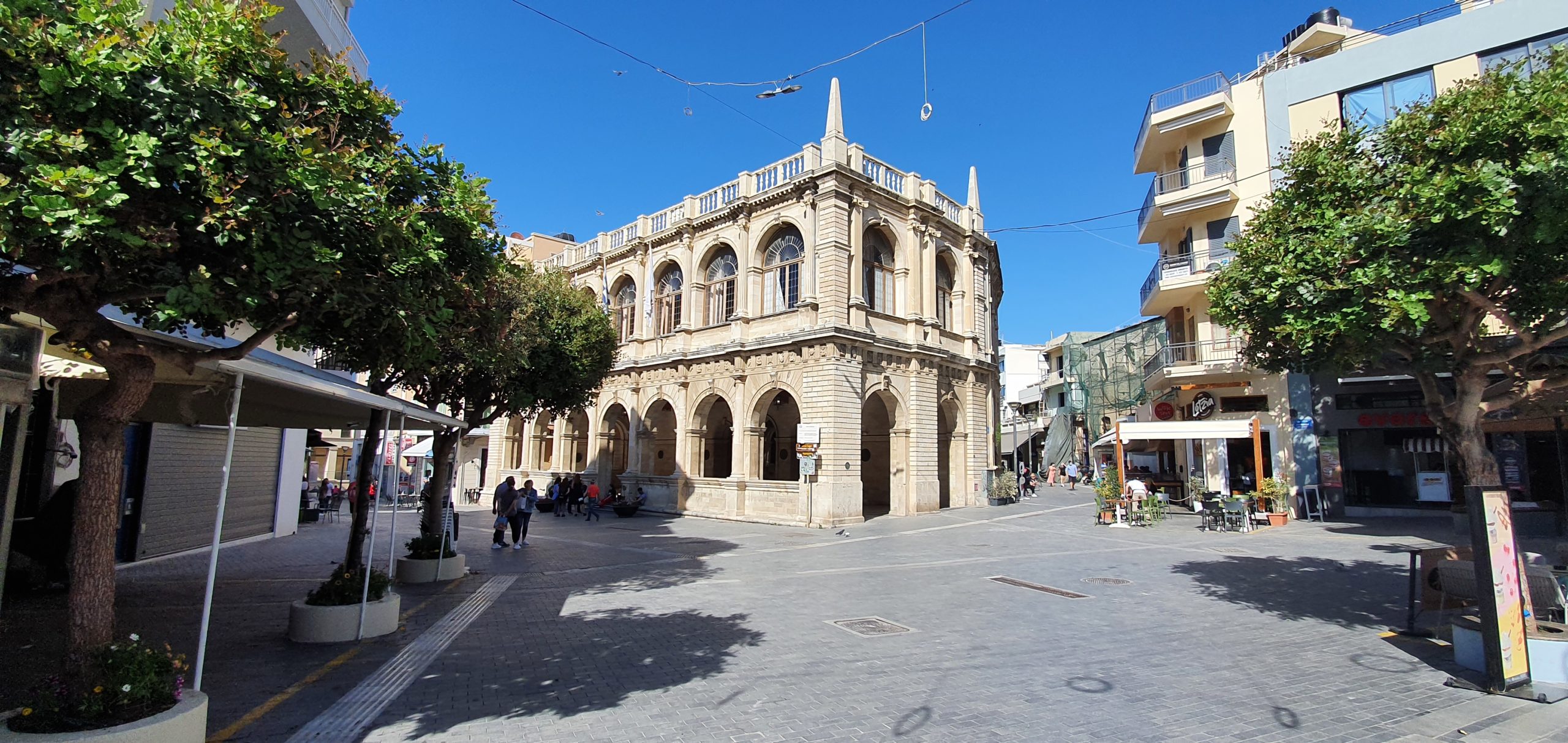 Place en plein coeur de la ville de Heraklion capitale de la Crète en Grèce