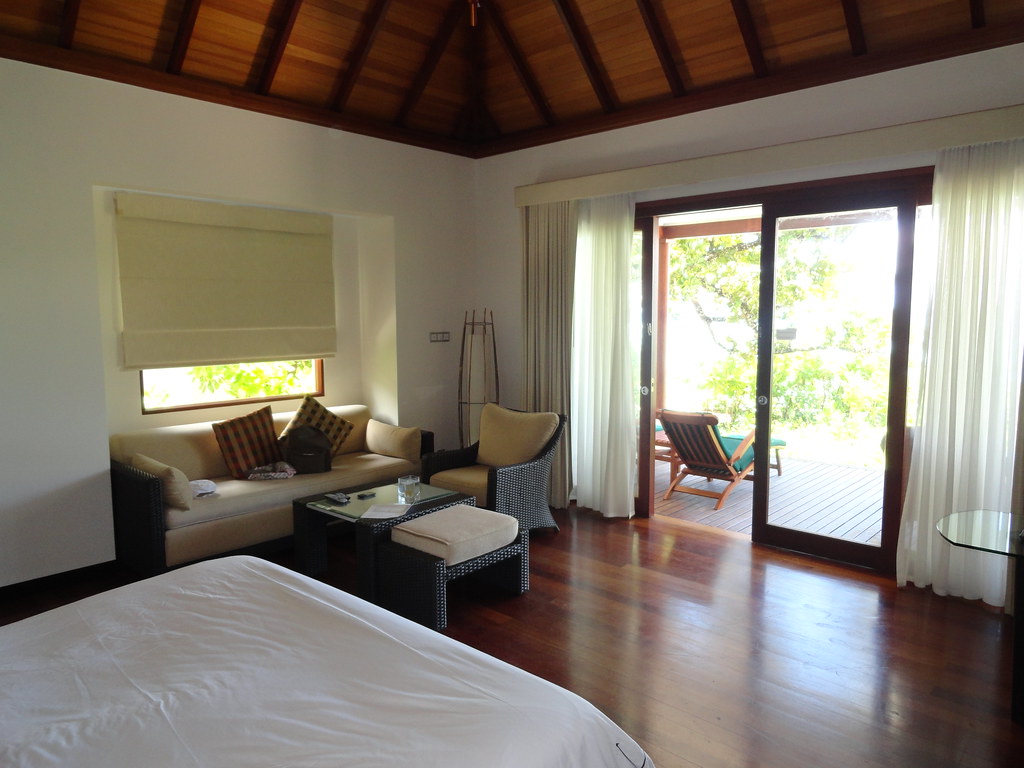 Chambre deluxe devant la plage de l'hôtel Hilton LABRIZ Resort & Spa sur l'île Silouhette aux Seychelles