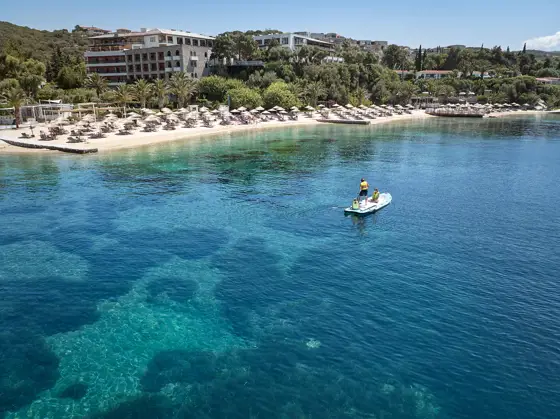 Bord de mer et plage Eagles resort hôtel cinq étoiles situé à Ouranopolis situé proche du Mont Athos dans la Chalcidique est une région du nord de la Grèce