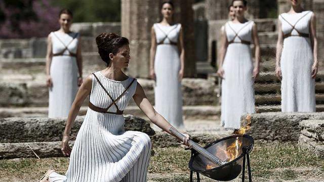 Allumage de la flamme olympique dans le site archéologique d'Olympia dans le Péloponnèse en Grèce continentale