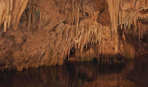 Caves de Diros Mani dans le Péloponnèse en Grèce Continentale