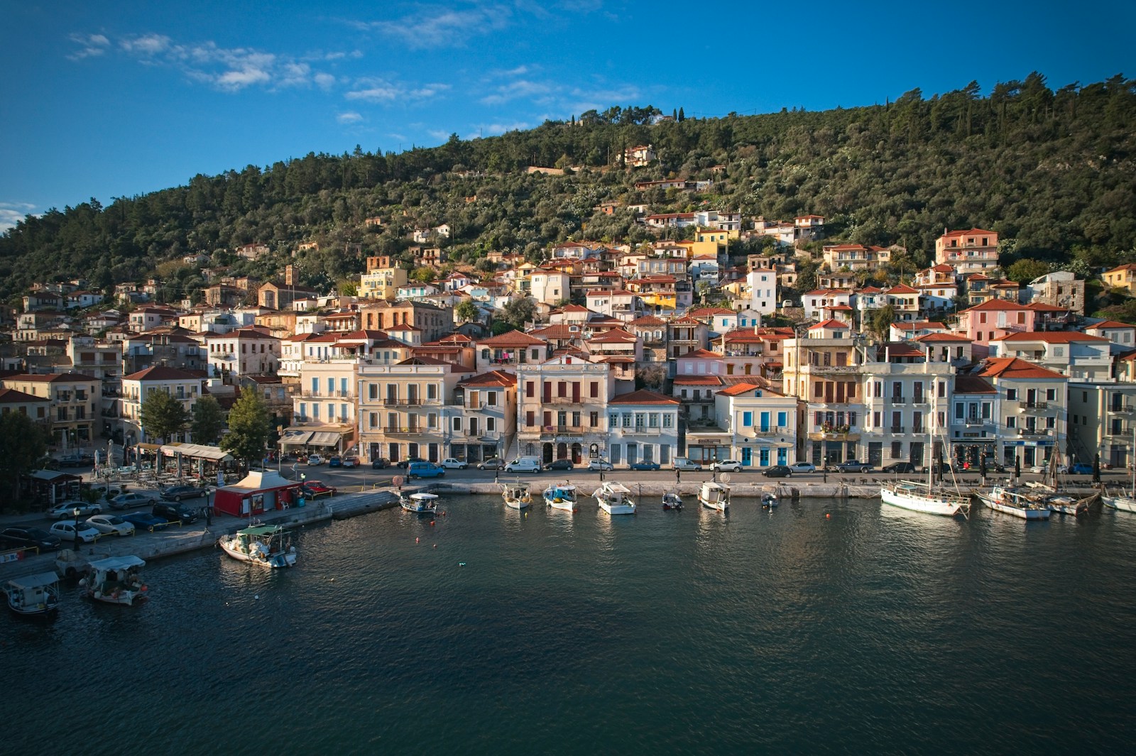 Gythion village situé sur le bord de mer dans le Péloponnèse en Grèce continentale