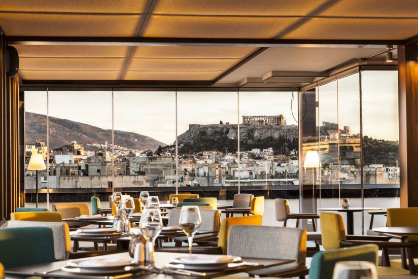 Restaurant-Bar sur le toit de l'hôtel de Wyndham Grand Athens Hôtel 5étoiles situé proche du centre d'Athènes capitale de la Grèce, avec vue sur l'Acropole Restaurant- Bar sur le toit de l'hôtel de Wyndham Grand Athens Hôtel 5étoiles situé proche du centre d'Athènes capitale de la Grèce, avec vue sur l'Acropole