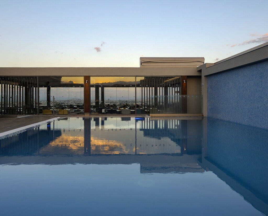 Piscine sur le toit de Wyndham Grand Athens Hôtel 5étoiles situé proche du centre d'Athènes capitale de la Grèce