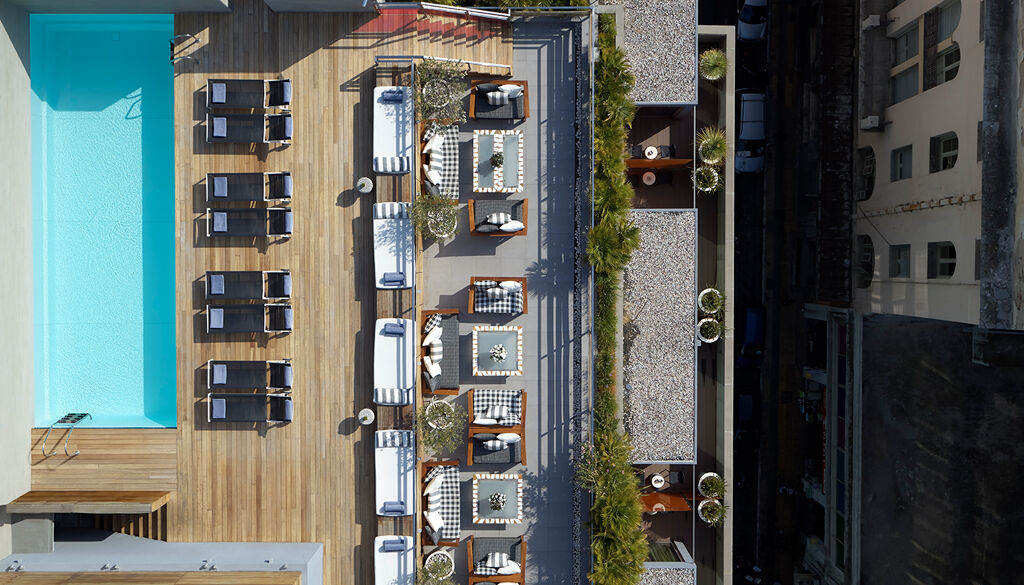 Terrasse avec piscine sur le toit de l'hôtel Fresh 4étoiles situé au coeur de la capitale grecque Athènes