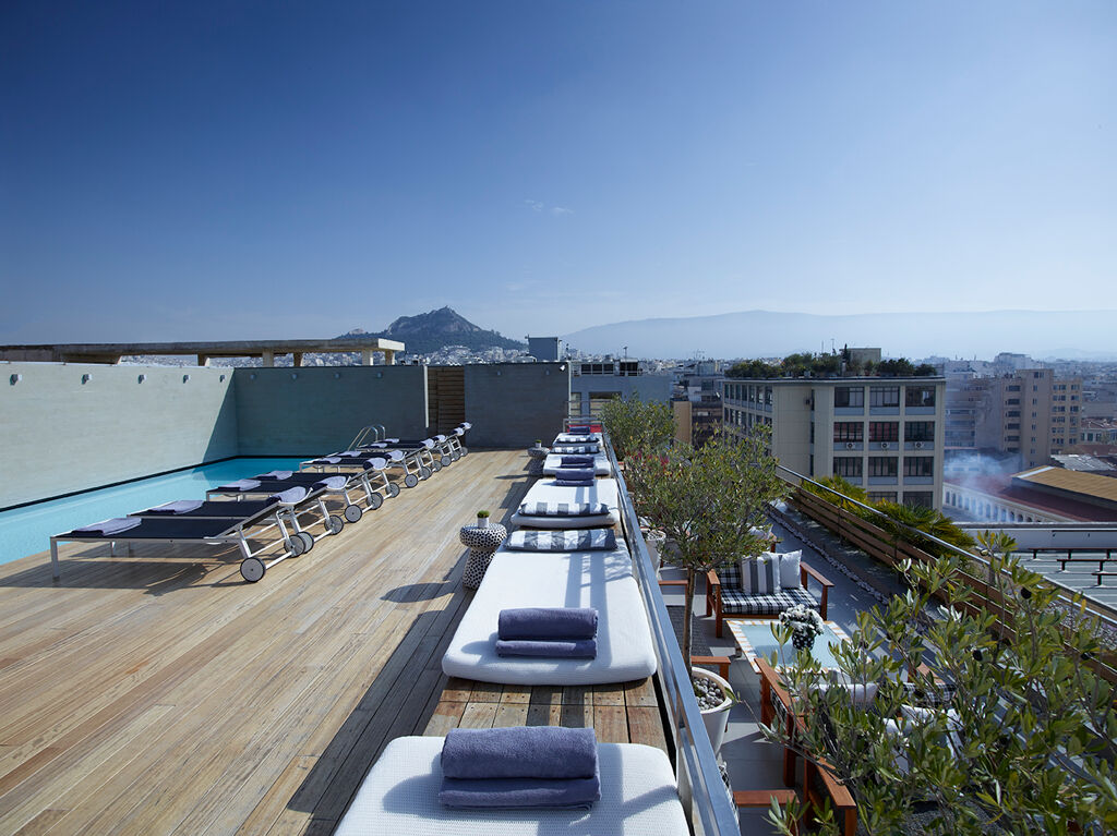 Terrasse avec piscine sur le toit de l'hôtel Fresh 4étoiles situé au coeur de la capitale grecque Athènes