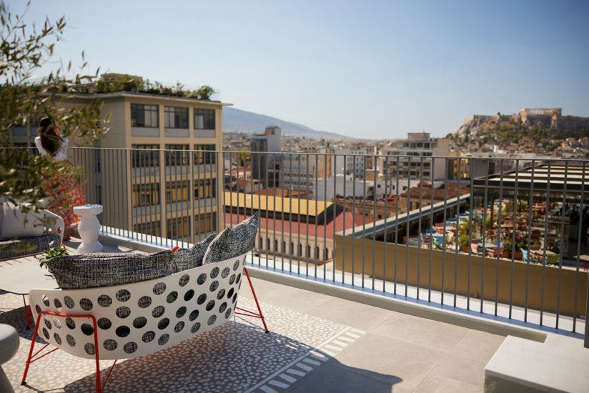 Terrasse et bar sur le toit de l'hôtel Fresh 4étoiles à Athènes avec vue sur l'Acropole